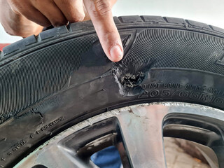 The tire wall is torn by a sharp object, causing tires to burst and car accidents.