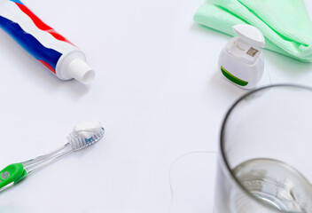Salud bucodental. Artículos de higiene bucal, cepillo, hilo dental, crema o pasta de dientes, agua...