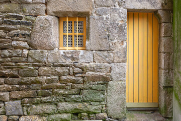Hausfassade mit gelber Tür und gelben Fenster, Roscoff