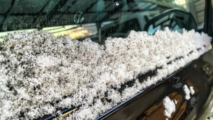 車の窓に雪が積もった写真