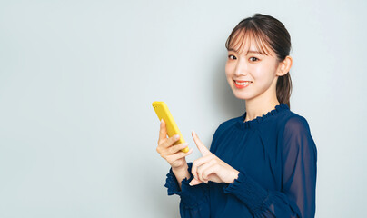 スマホを使う女性