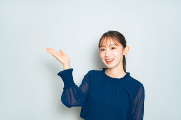 案内する女性