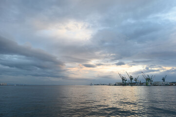 厚い雲に覆われた神戸の港。新港突堤より大阪湾をのぞむ。