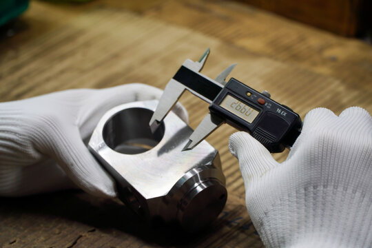 vernier caliper digital,Technicians measure the diameter of the workpiece in the factory acceptance testing process with a digital Vernier caliper before delivery.