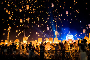 Sky lantern mass release event for Yee Peng and Loy Krathong traditional festival in Chiang Mai, Thailand - obrazy, fototapety, plakaty