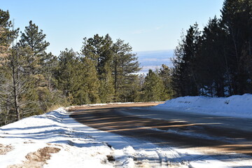 Obraz premium Winding Dirt Road, Winter in Sunshine Canyon, Colorado