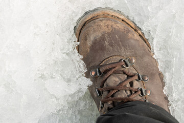 bota de montanhismo robusta sobre gelo frio