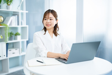 パソコンを使う日本人女性