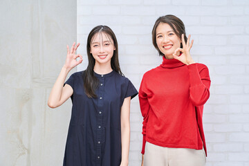 OKのハンドサインをする2人の女性