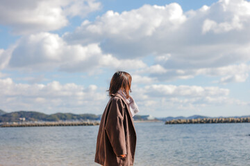 冬の海と女性