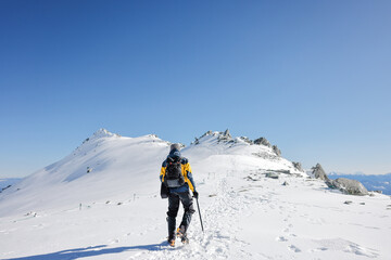 木曽駒登山する男性