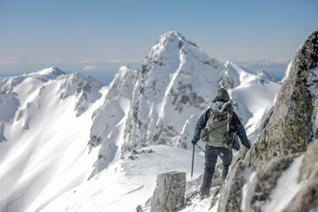 冬の木曽駒登山する女性