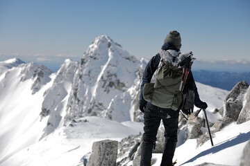 冬の木曽駒登山する女性