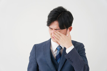 泣く若いビジネスマン　白背景