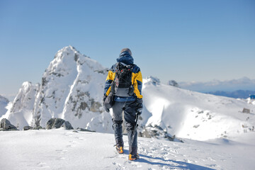 Fototapeta na wymiar 木曽駒登山する男性