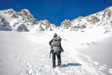 Fototapeta na wymiar 冬の木曽駒登山する女性