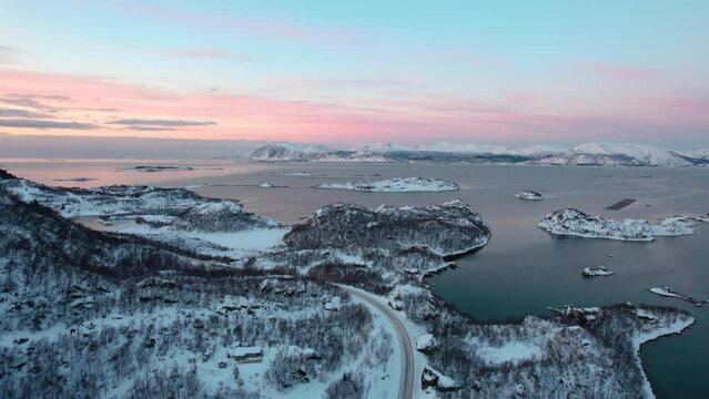 Drohnenaufname eines Norwegischen Fjord im Winter bei Abendlicht (Lofoten)