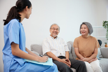 Obraz premium nurse or caregiver meeting and talking with about health with senior couple