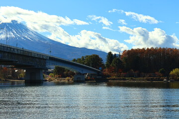 Obraz premium December 1, 2023: Viewing Mount Fuji at Lake Kawaguchi, Japan
