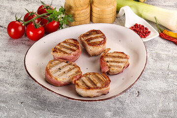 Grilled pork tenderloin with bacon