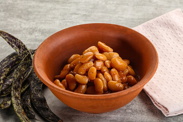 Canned white bean in tomato sauce