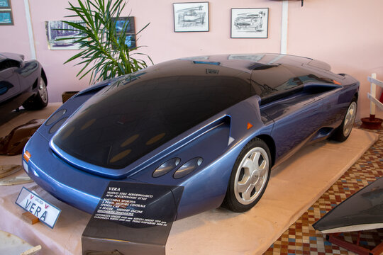 vera car designer engineer design of futuristic car prototype Lamborghini sogna Countach engine in 1991