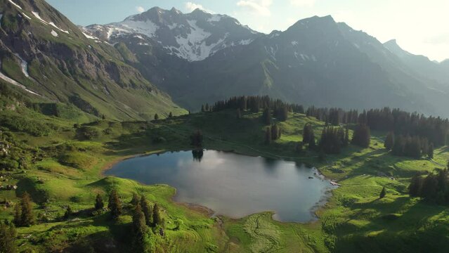 Drohnenaufnahme eines Bergsees in den &Ouml;sterreichischen Alpen (K&ouml;rbersee im Brengezer Wald)