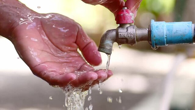 Turning off the faucet to save and reduce water wastage
