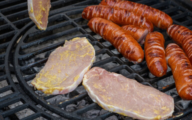 Barbecue mięso leży na gorącym ruszcie grilla, tłuste wiejskie jadło - obrazy, fototapety, plakaty