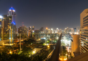 タイ、バンコク市街地のビル群と夜景の風景