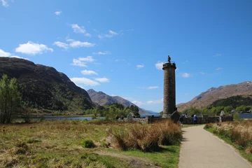 Cercles muraux Viaduc de Glenfinnan The Glenfinnan Monument is located in the Scottish Highlands on the shores of Loch Shiel