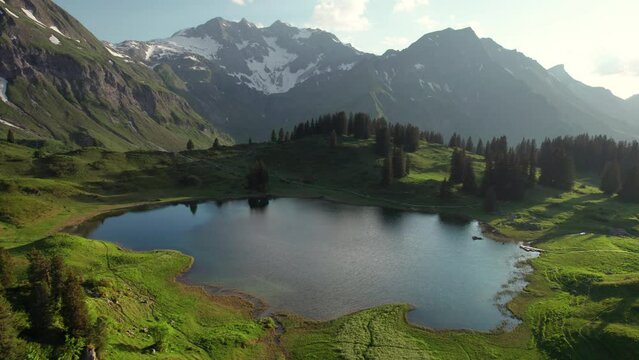 Drohnenaufnahme eines Bergsees in den &Ouml;sterreichischen Alpen (K&ouml;rbersee im Brengezer Wald)