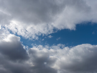 Fototapeta na wymiar 青空と雲が広がる冬の空