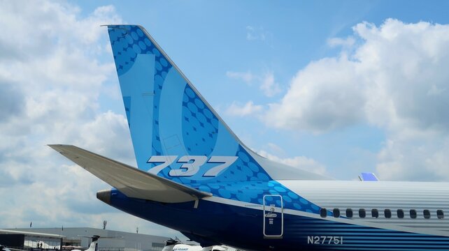 Empennage / queue d&rsquo;un avion Boeing 737 MAX au sol, sur le tarmac de l&rsquo;a&eacute;oroport du Bourget &ndash; salon du Bourget / Paris Air Show de juin 2023 (France)