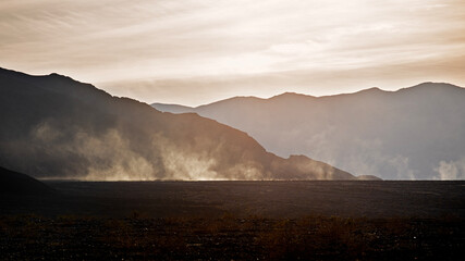 Désert du Mojave à Death Valley, Californie, USA. Nuage de poussière sur une plaine de cailloux...