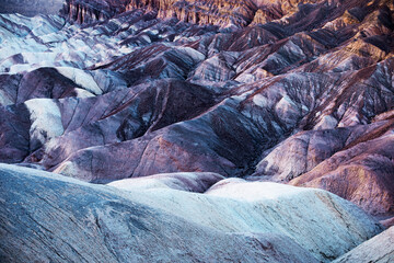 Montagnes et ravins multicolores de Death Valley &agrave; Zabriskie Point, Californie, USA. Roche blanche et violette liss&eacute;e par le temps et l'eau.