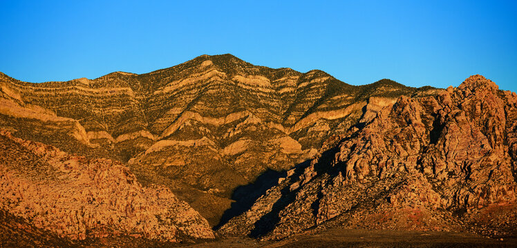 Lever de soleil sur Red Rock Mountain, Las Vegas, Nevada, &Eacute;tats-Unis d'Am&eacute;rique. Montagne &agrave; la roche en strates jaunes et or, aride et pel&eacute;e.