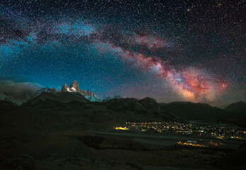 Panorama de El Chaltén, Patagonia Argentina, con Via Láctea sobre Los Andes.