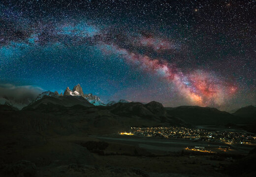Panorama de El Chalt&eacute;n, Patagonia Argentina, con Via L&aacute;ctea sobre Los Andes.