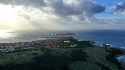 survol des plages d'isola rossa en Sardaigne du nord	