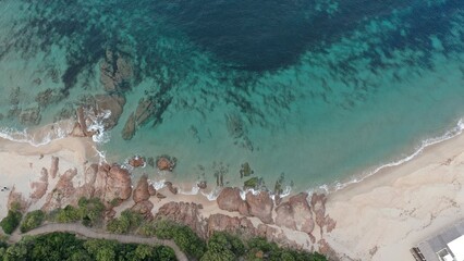 survol des plages d'isola rossa en Sardaigne du nord	
