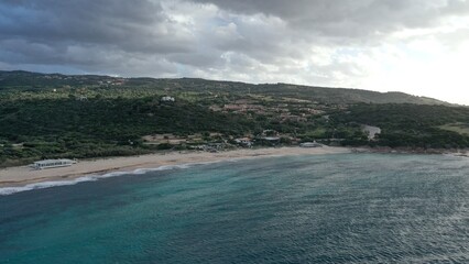 survol des plages d'isola rossa en Sardaigne du nord	
