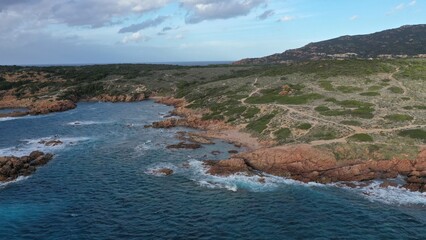 Obraz premium survol des plages d'isola rossa en Sardaigne du nord 