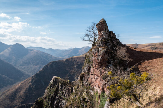 Prominente cume pedregoso: O pico rochoso nas montanhas em Artzamendi nas Alturas de Itxassou, no Coração do País Basco, França