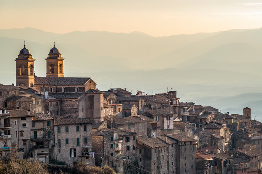 re historique d'une ville ancienne en italie