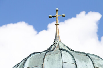 Spitze von einem Kirchturm mit Kreuz