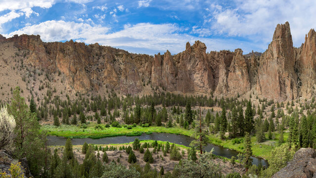Panoramic View of Pinnacles at Smith Rock State Park, Oregon, USA - 4K Ultra HD Image of Dramatic Landscapes