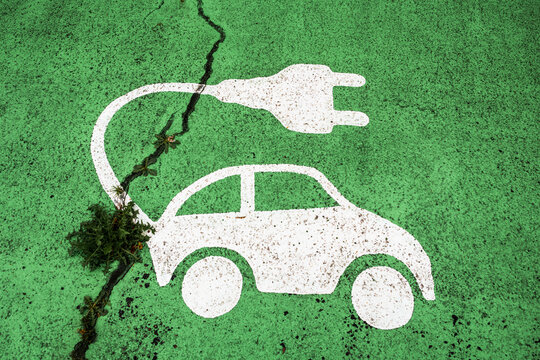 Elektro Lades&auml;ule auf einem Gro&szlig;parkplatz f&uuml;r PKW