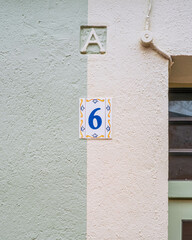 Pared con numero de casa y colores pastel