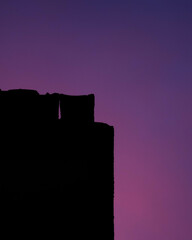 Atardecer de un tejado con cielo morado